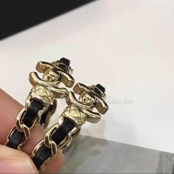 Authentic CHANEL New RECEIPT Turnlock Gold leather black hoop earrings rare GHW - Picture 4 of 10